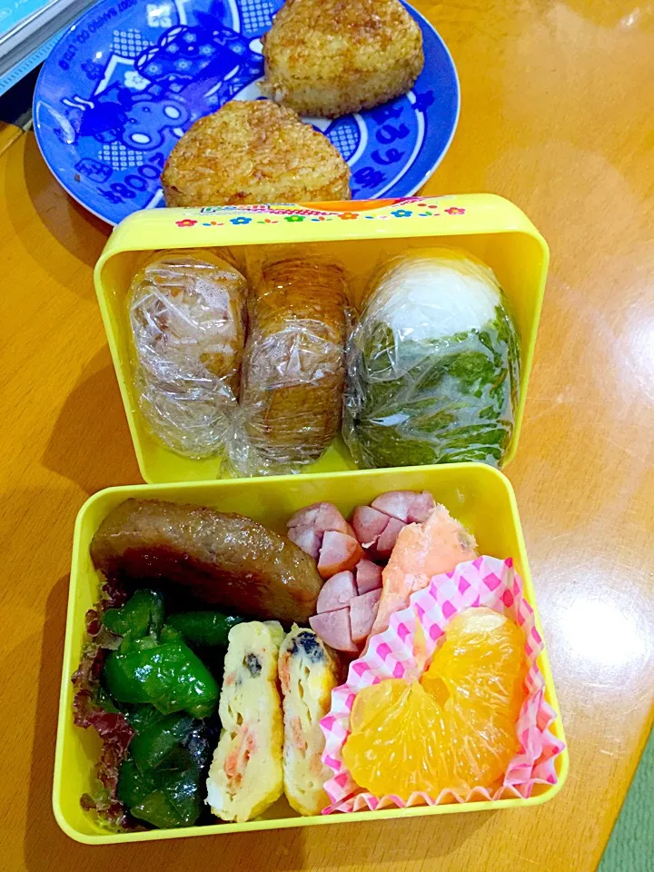 Snapdishの料理写真:⚾️野球お弁当 照り焼きハンバーグ、だし巻き卵、焼き鮭、ウィンナー、ピーマンの焼き浸し、甘夏ミカン、焼きおにぎり、わらび御飯のおにぎり🍙|ch＊K*∀o(^^*)♪さん