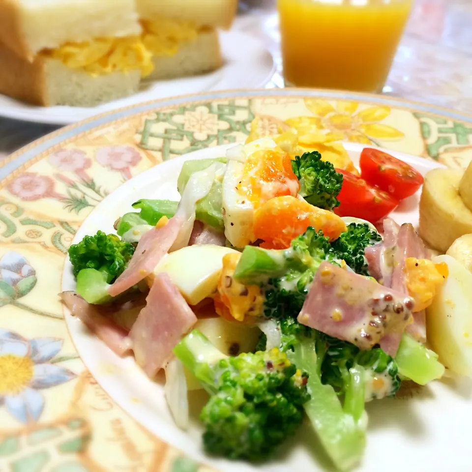 Snapdishの料理写真:朝ご飯☆ブロッコリーとハムと卵のサラダ、プチトマト、スクランブルエッグ、バナナ、卵サンド|シフォンさん