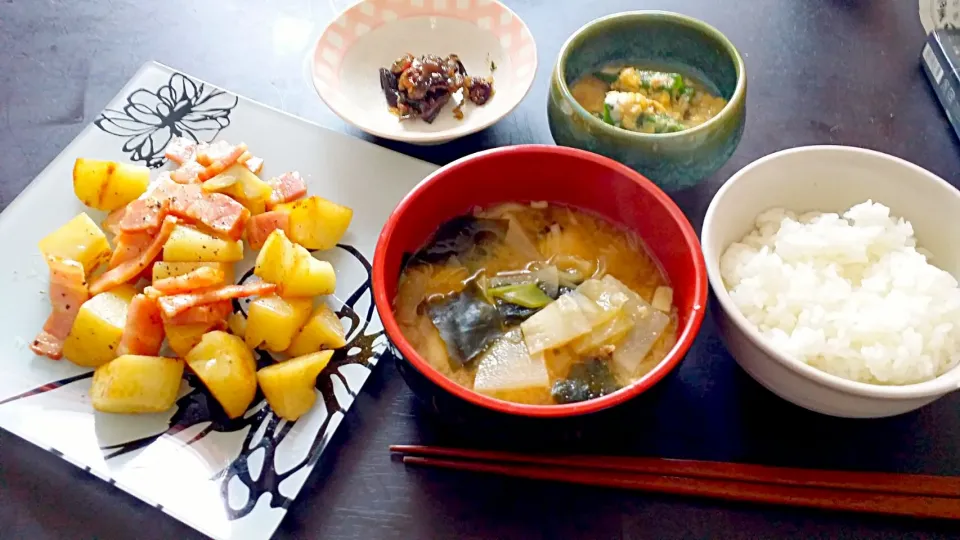 朝ごはん❤オクラ卵、ベーコンポテト、具沢山味噌汁、牛しぐれ|みーさん