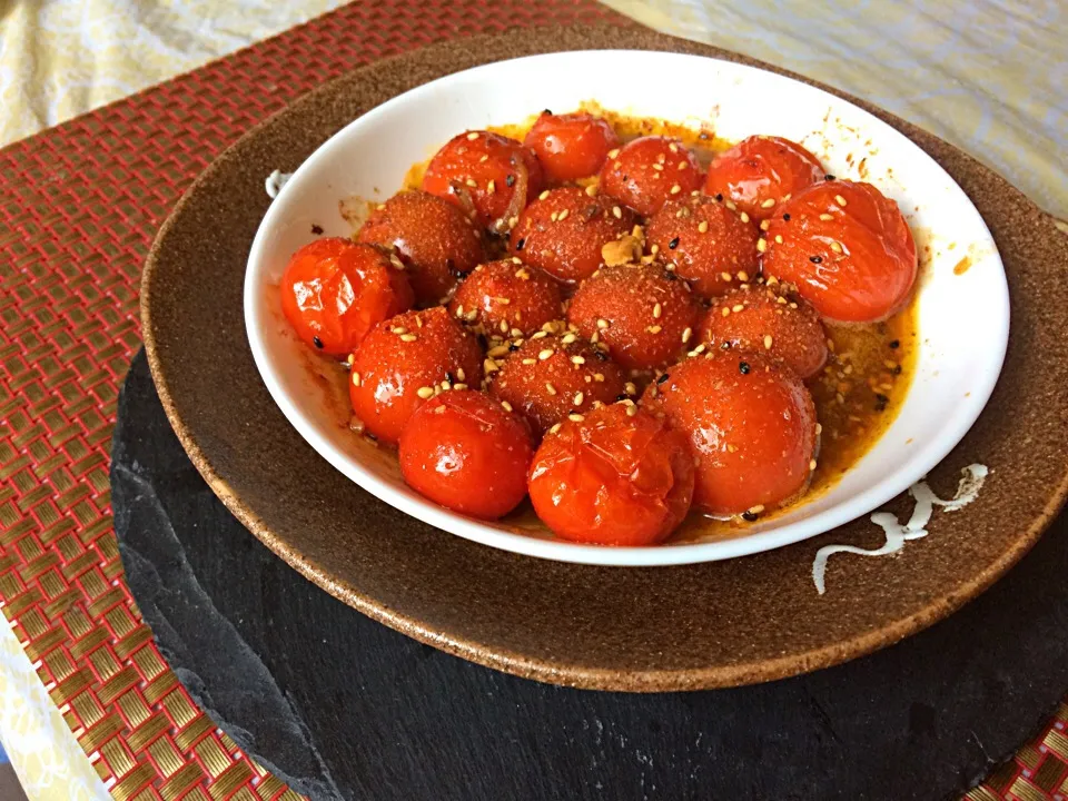 OMさんの料理 Grilled tomato with delicious EV olive oil  朝の志野さんマリネソースにエジプト塩のトップで甘辛融合😋|佐野未起さん