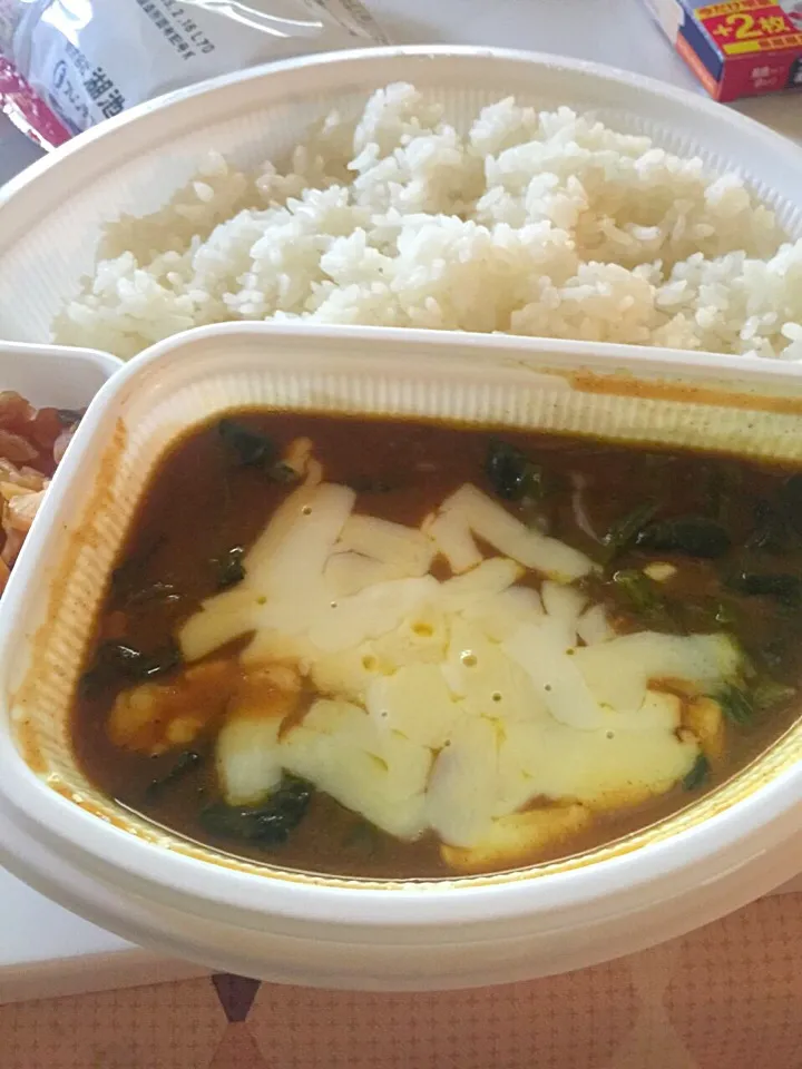 Snapdishの料理写真:ほうれん草カレーチーズトッピング(◍•ڡ•◍)❤|いつみさん