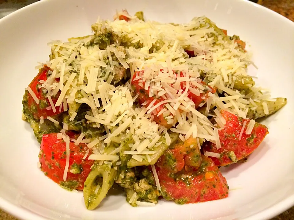 Spinach-Walnut Pesto Pasta with Ground Chicken and Tomatoes|idgara000さん