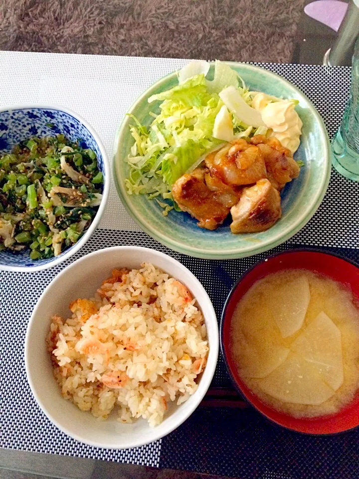 海老炊き込み、大根の葉っぱの炒め物、照りチキ、大根の味噌汁でランチ|Satomi Ichikawaさん