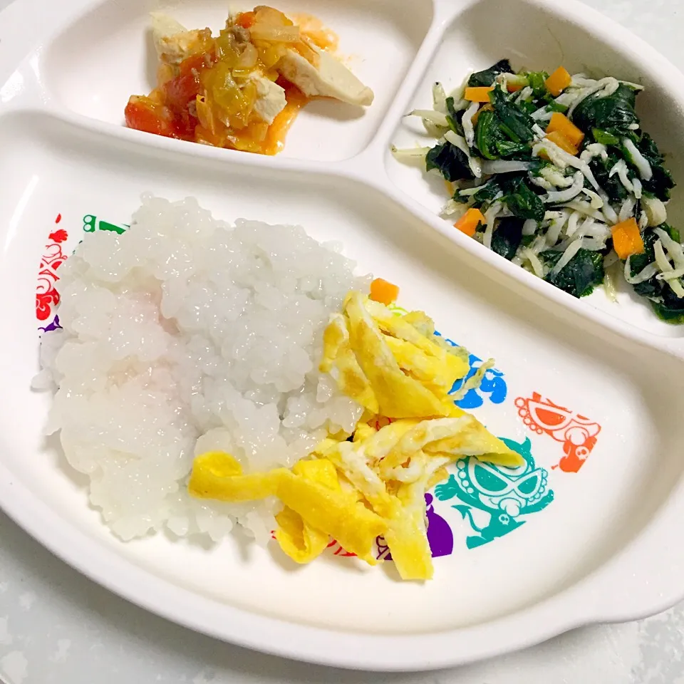 息子ごはん♡錦糸卵がゆ♡しらすとれん草煮物♡チキントマトソテー♡|湊叶ママさん