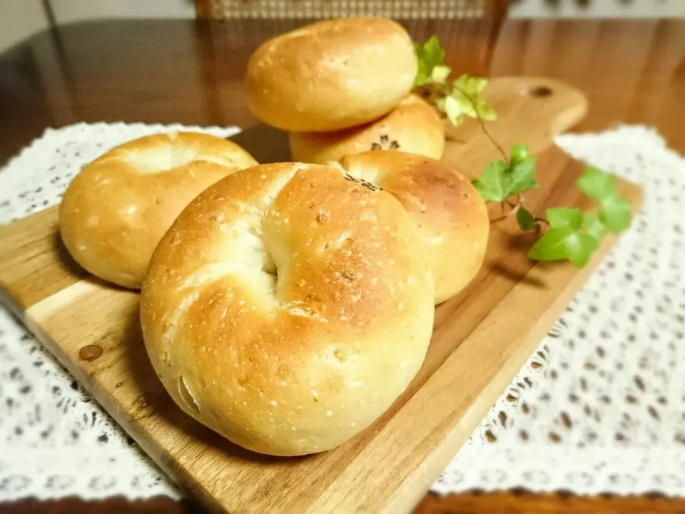 コストコのオニオンベーグルが食べたくなりまして…自家製酵母で焼いてみましたの😋💕💕|sakurakoさん