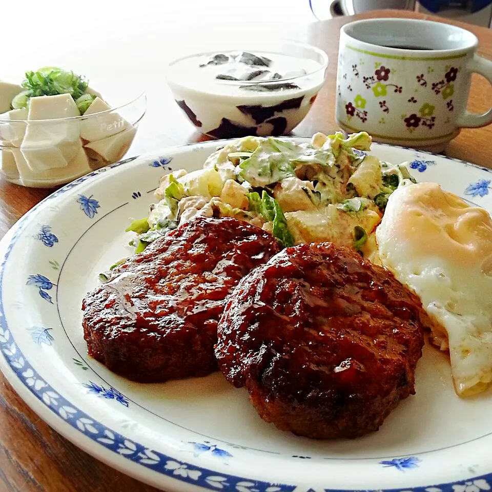 Snapdishの料理写真:ある日の低糖質なお昼ご飯


✲セブンイレブンのハンバーグで簡単定食✲

★鯖サラダ(鯖水煮缶、セロリ、レタス、胡瓜、人参、マヨネーズ)

★セブンイレブンのハンバーグ

★目玉焼き

★冷奴

★サイリウムで珈琲ゼリー生クリームかけ

鯖サラダは適当に切って和えるだけ♪

サイリウムの珈琲ゼリーは生クリームにシュガー|hirokoさん