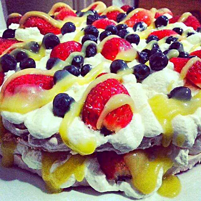 pavlova 9 inch 2 layer with lemon curd blueberries strawberries|CHUENCHAIさん