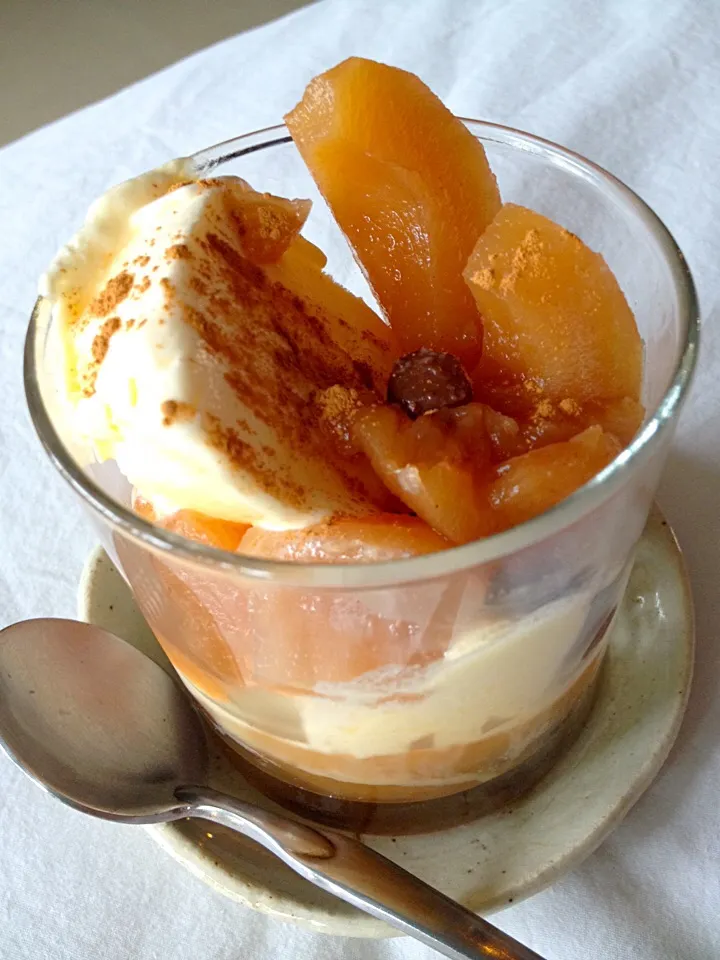 Baked Apple with Vanilla IceCream and Cinnamon|Panuwanさん