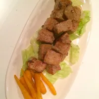 Snapdishの料理写真:ミニキャロットとサイコロステーキ|けいこりあんさん