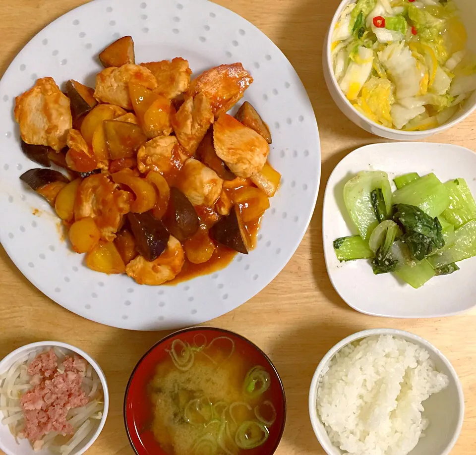 (*´ω｀*) 晩ご飯  鶏肉とパプリカと茄子のトマトソース炒め、 コンビーフハッシュとモヤシのホットサラダ、 チンゲン菜の翡翠炒め ♪|Gigi Cafeさん