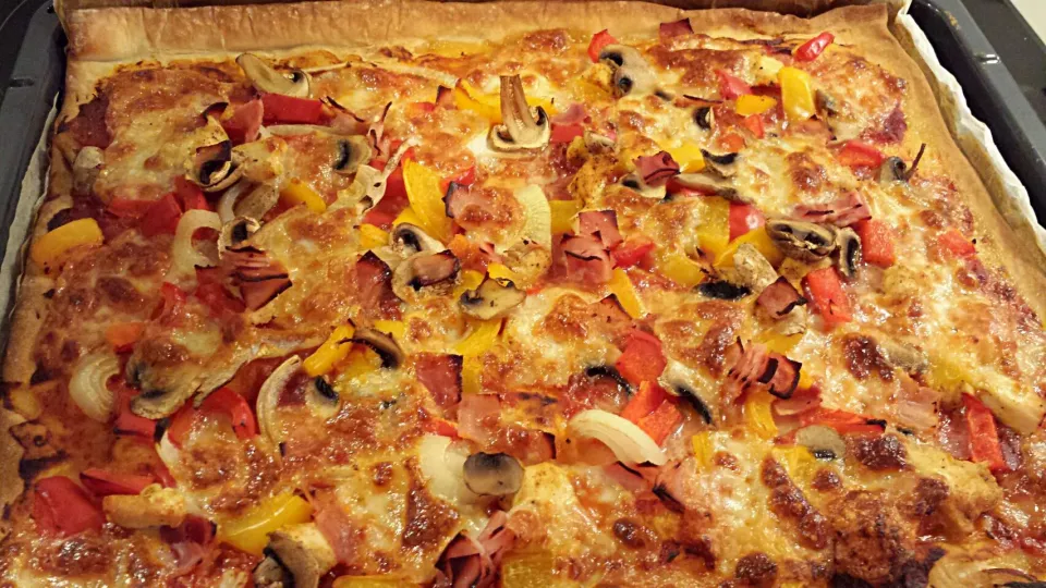 Pizza mixed vegetable and meat|Janick Sven Hodelさん