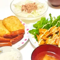 Snapdishの料理写真:5月10日(日)晩御飯♡
チキンのテリマヨ♪
ハッシュドポテト♪
オニオンサラダ♪（実家の新玉葱）|ぷぅみゃんさん