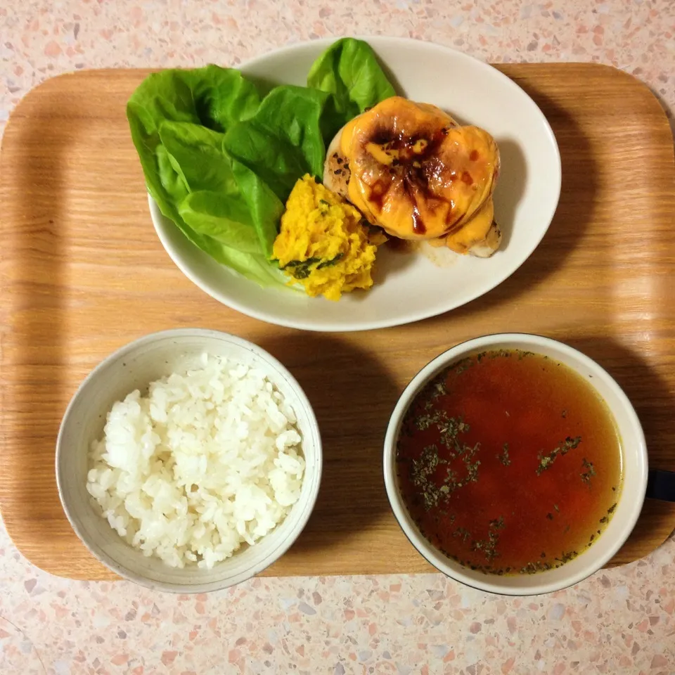 夜ごはん 鶏肉とトマトの香味チーズ焼き かぼちゃサラダ かぼちゃの茹で汁コンソメ人参スープ|はやしさん