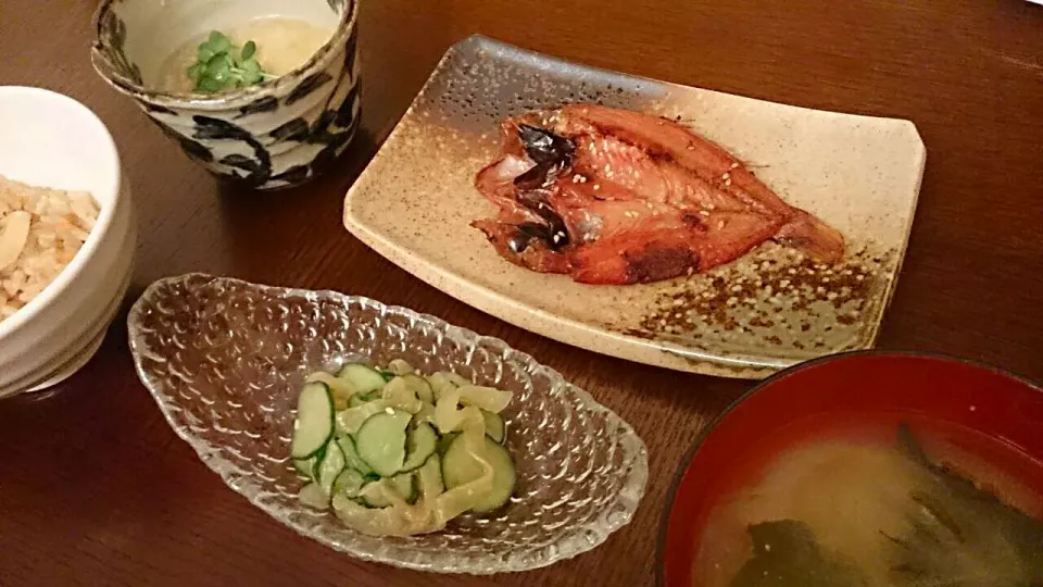 炊き込みご飯、のどぐろのみりん干し、お味噌汁、胡瓜と中華くらげの和え物、とろろ芋|アンジェさん