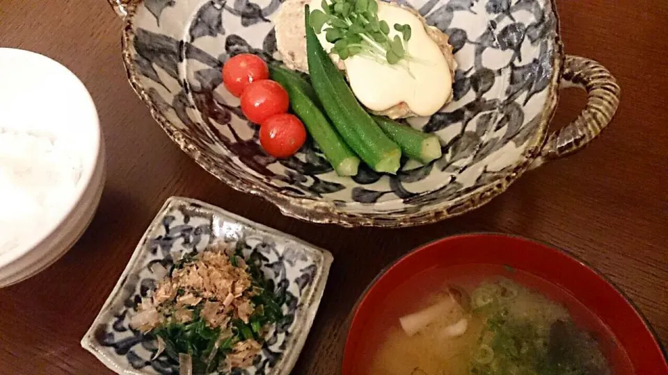 Snapdishの料理写真:鰯ハンバーグ、付け合わせ焼き野菜、お味噌汁、ほうれん草のお浸し|アンジェさん