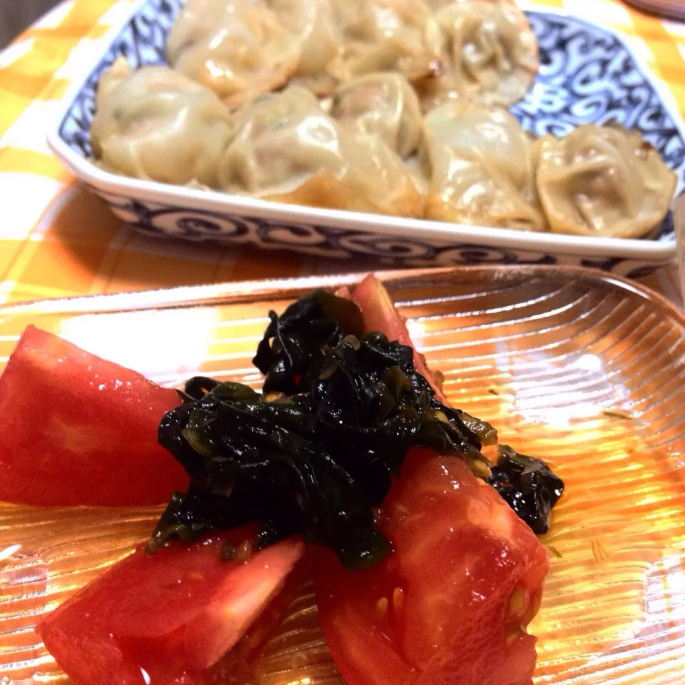 Snapdishの料理写真:山本真希さんの料理 わかめとトマトのサラダ🍅(OvO) さっぱりでウマ━(ﾟ∀ﾟ)━!|伊佐治親（イサ）さん