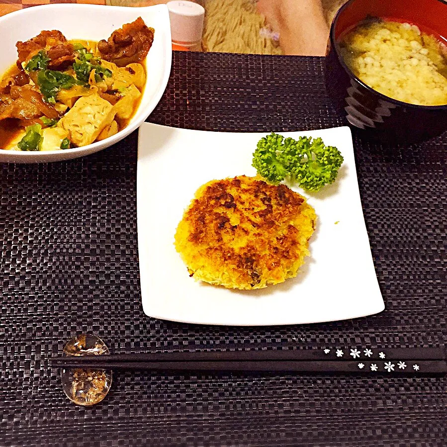 クリームコロッケ。豚バラ肉どうふ。ネギとワカメの味噌汁。|OGIPAINさん