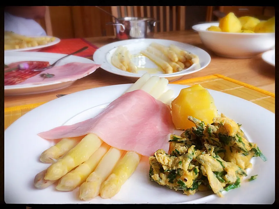 white asparagus with ham, scrambled eggs and potatoes 🍴served with sauce hollandaise|CatzeMDさん