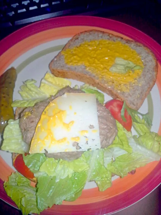 Grilled grass fed beef burger covered with raw smokey swiss cheese on sprouted grain bread plus organic vegetables.|Dawn Nelsonさん