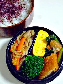 Snapdishの料理写真:お弁当（ゆかりかけご飯、切り干し大根の煮物、小松菜とにんじんと油揚げの炒め物、ささみチーズカツ、卵焼き、ブロッコリー）|すーさん