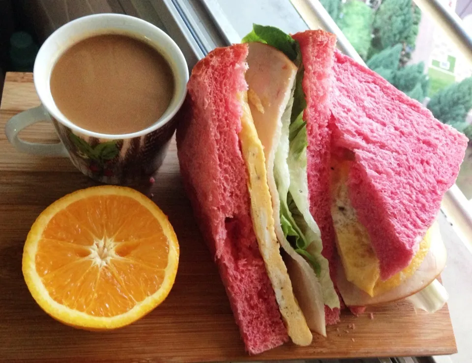 Ham and egg sandwich on home made beetroot bread,  🍊, ☕️|coxiella24さん