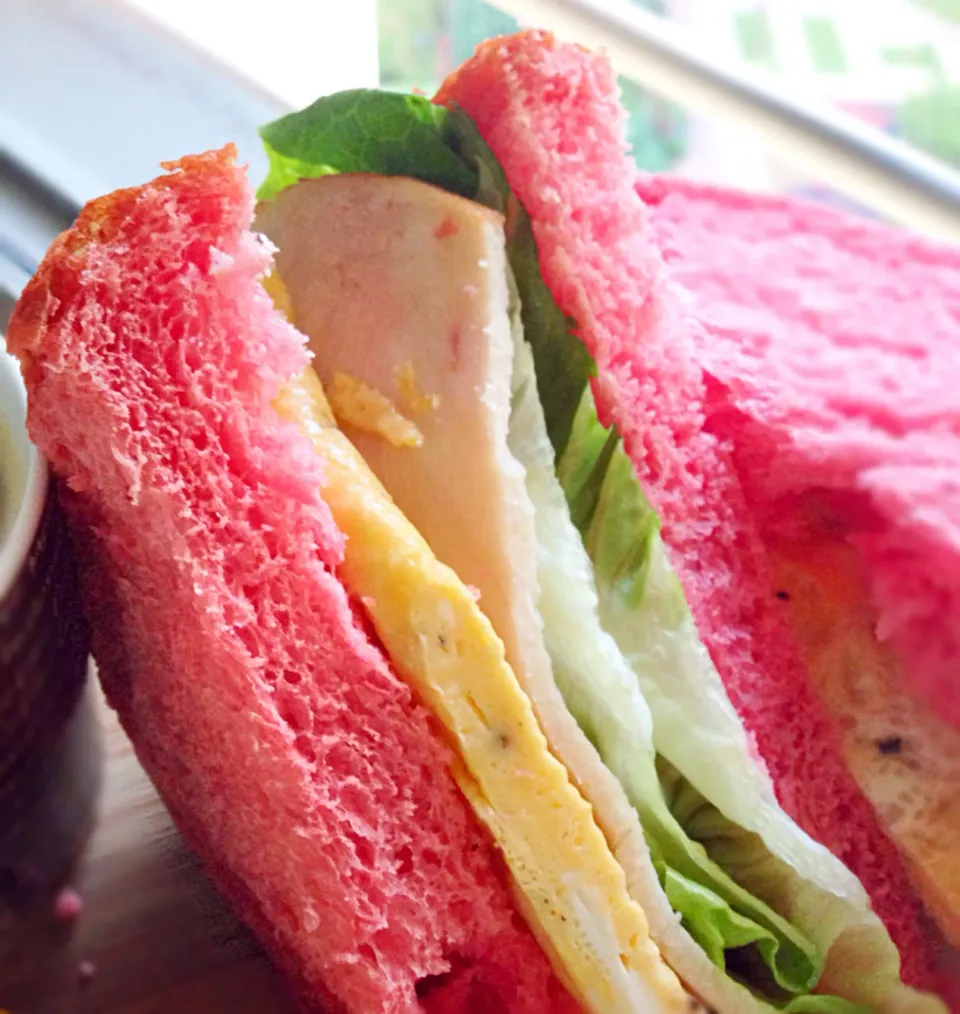 Ham and egg sandwich on homemade beetroot bread|coxiella24さん