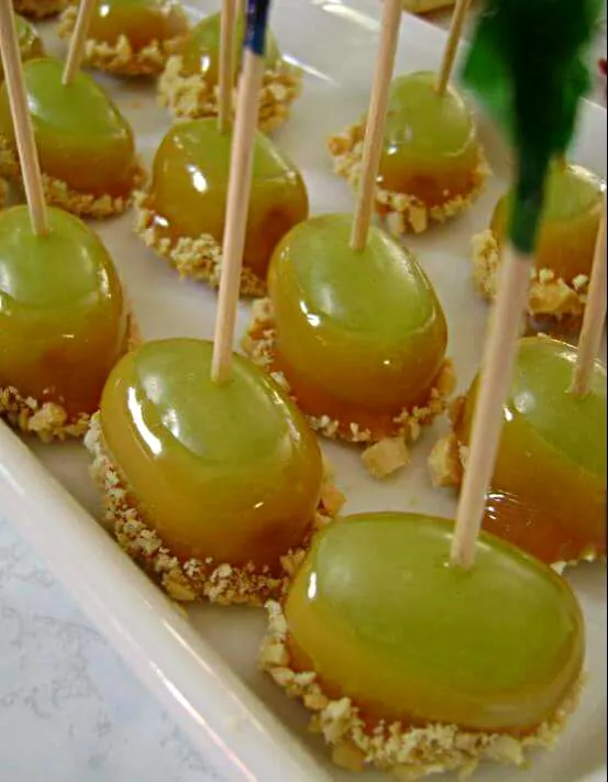 fresh grapes dipped in caramel,dipped in crushed nuts|CHUENCHAIさん