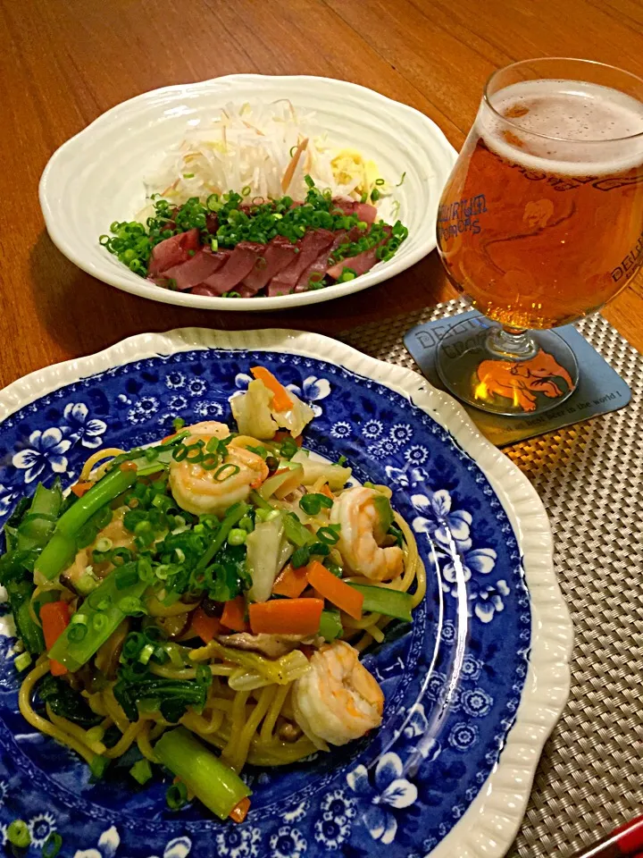 Snapdishの料理写真:海老塩焼きそばとカツオのお刺身の晩ご飯|TToshipieさん