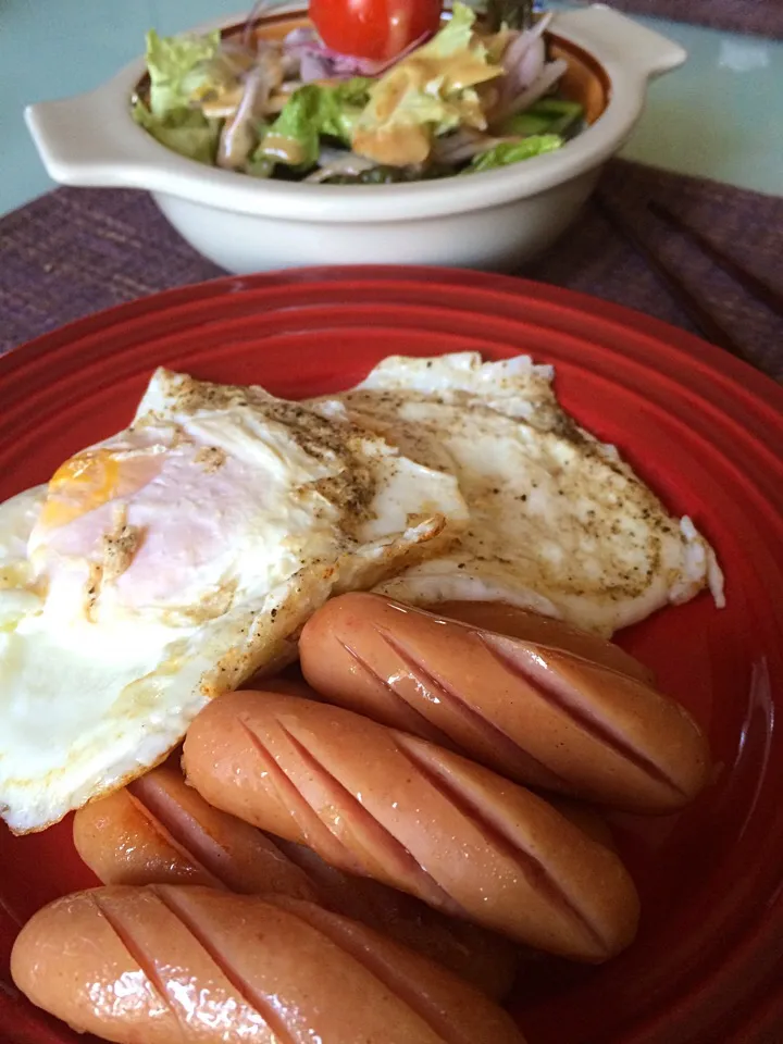 Sausage and eggs with green salad|Nigelさん