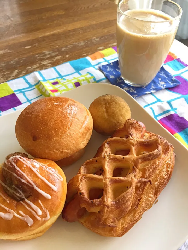 ウバ茶とホイップのブリオッシュ、モチっとまるちゃんのほうじ茶、網編みウインナー、コーヒーロール|あゅーはさん