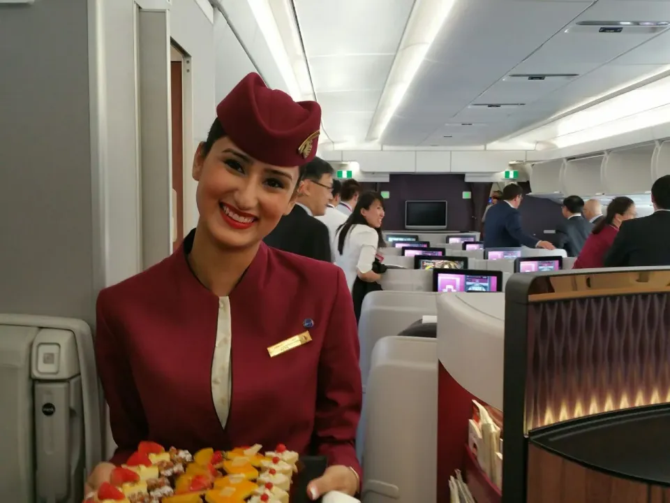 Strewardess of Qatar Airways with nice pastry|秋平さん