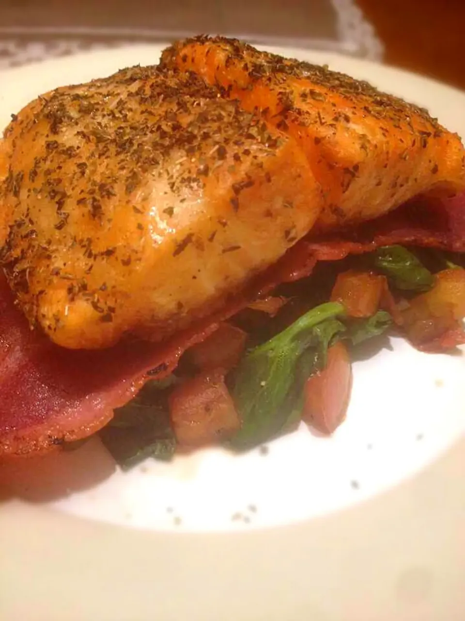 Salmon with Turkey Bacon and sautéed veggies.|Anna🍎さん