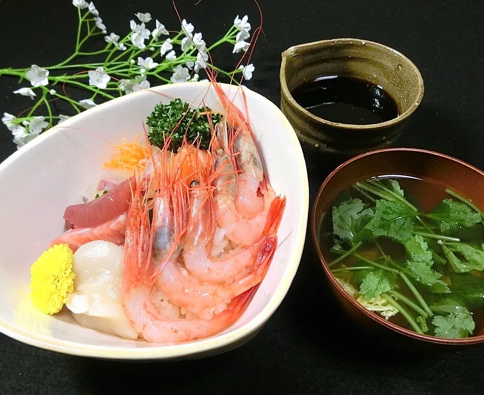 晩ご飯  海鮮丼  丼を買ってくれました。しまった蓋を忘れた。|Hiroshi  Kimuraさん