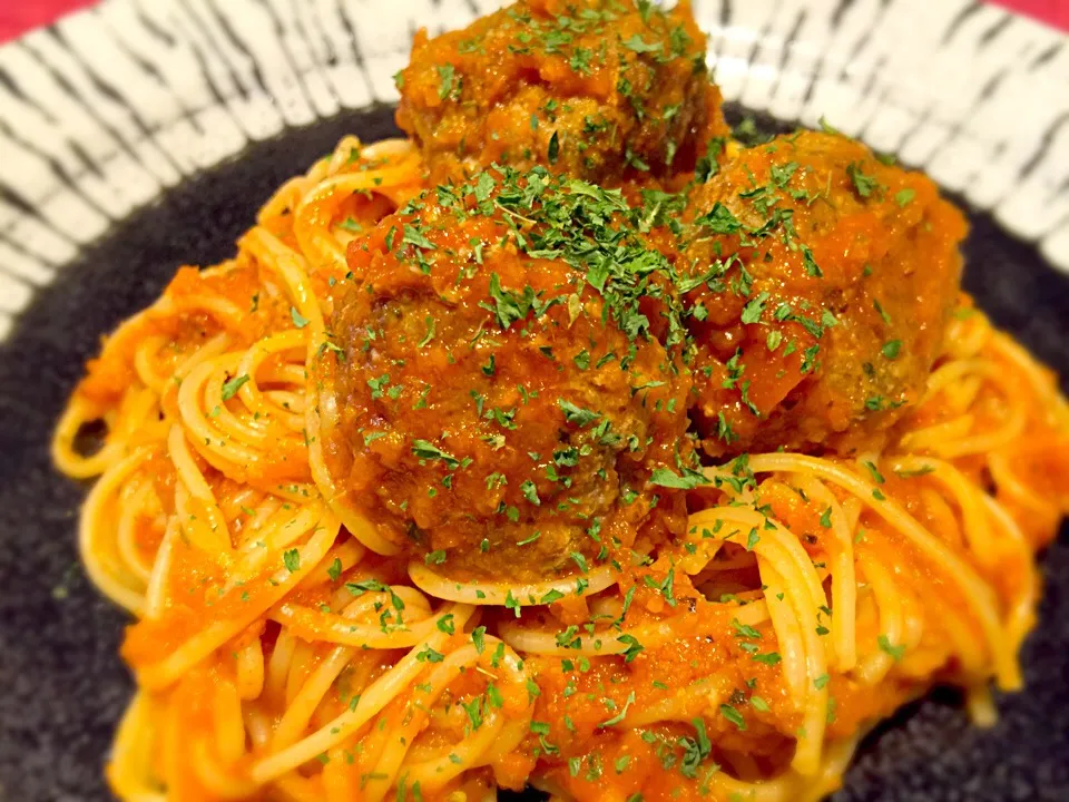 Spaghetti with meatball.Everything is homemade!スパゲッティのミートボール添え。自家製トマトソース、パルメザン入りミートボールが肝。|Sayaka Jinsenji Huletteさん