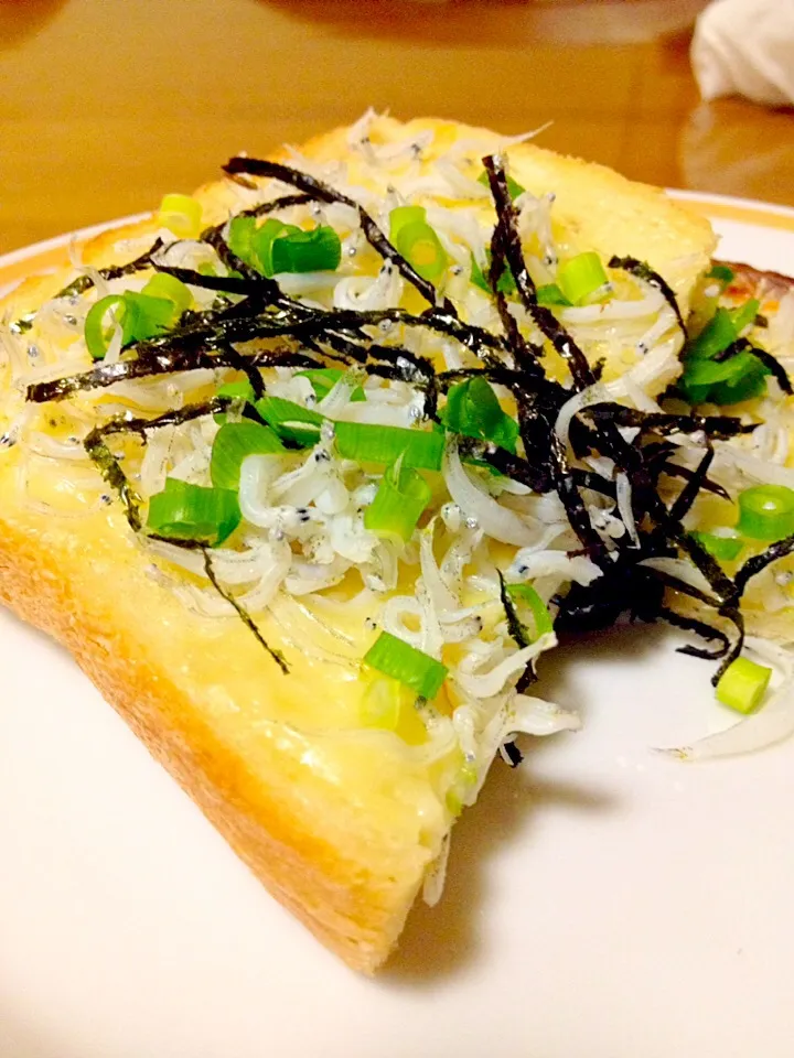 Snapdishの料理写真:釜揚げしらすのマヨチーズトースト🍞地物 🐟瀬戸内海産💕|まいりさん