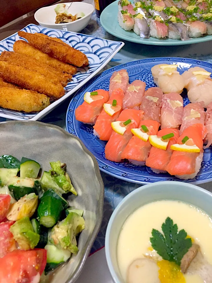 母の日の晩ご飯😊息子が握ったお寿司👌冷し茶碗蒸し@#コロコロサラダ🌱丸ごと人参とオクラのフライ🍀       母は涙が出るほど嬉しい😭💦💧|ようこさん