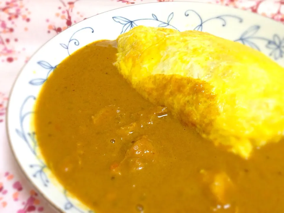 カレーピラフに卵焼きをのせて…カレールーをかけました♪|foochanさん