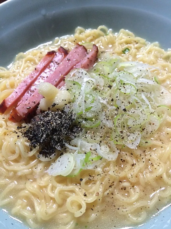 本日〆のトンコツラーメン黒胡麻添えで御座います。|hiroさん