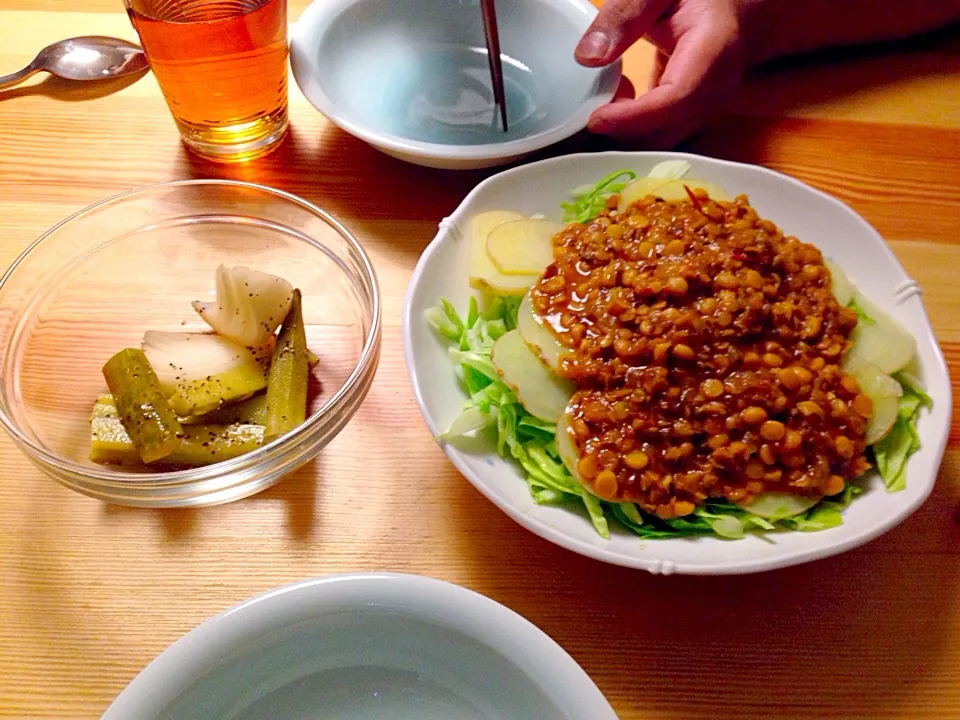 キャベツとジャガイモに豆カレーのせたやつ、ピクルス|Ayako Satoさん