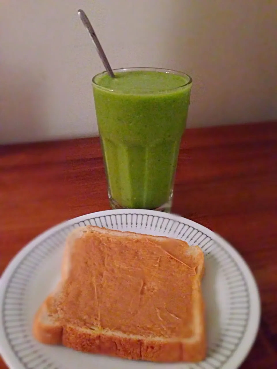 Peanut butter sandwich and avocado spinach pineapple smoothie|karen limさん