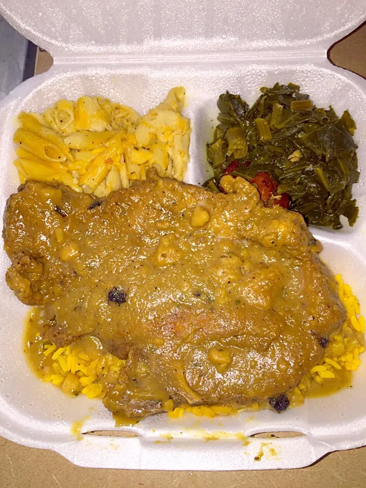 Smothered pork chops , yellow rice, collard greens, mac & cheese. #nettieskitchen|Richard Thompsonさん