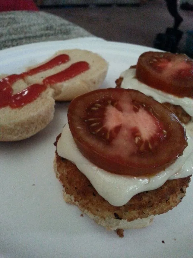 gardein chix sliders with ketchup,  spicy mUstard,  nayonaisse,  kumato tomato,  And daiya provolone abd Swiss chz.|Polly Gelfusoさん