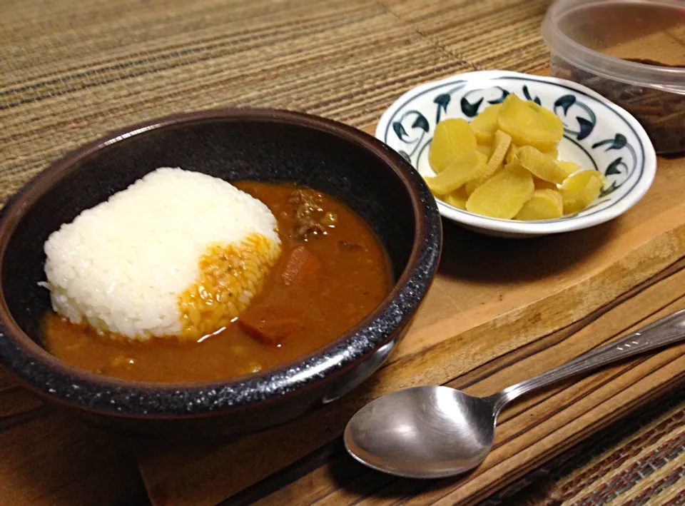 Snapdishの料理写真:単身赴任の晩ごはん  カレーとタクアン|ぽんたさん