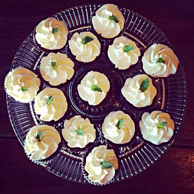 Snapdishの料理写真:peppermint chocolate cupcake with vanilla icing|CHUENCHAIさん