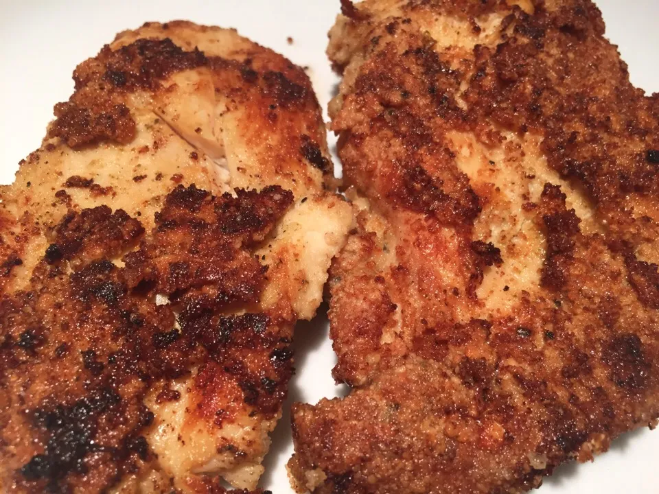 Pan seared chicken breast with (almond flour breading and coconut oil)|Dara Braddockさん