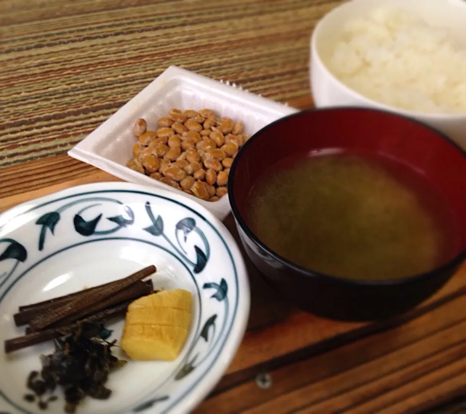 単身赴任の朝ごはん  納豆 伽羅蕗 山椒の葉の佃煮 タクアン     とろろ昆布味噌汁|ぽんたさん