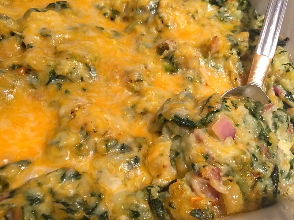 Mashed potatoes and spinach casserole with onion, garlic and cheese|Dara Braddockさん