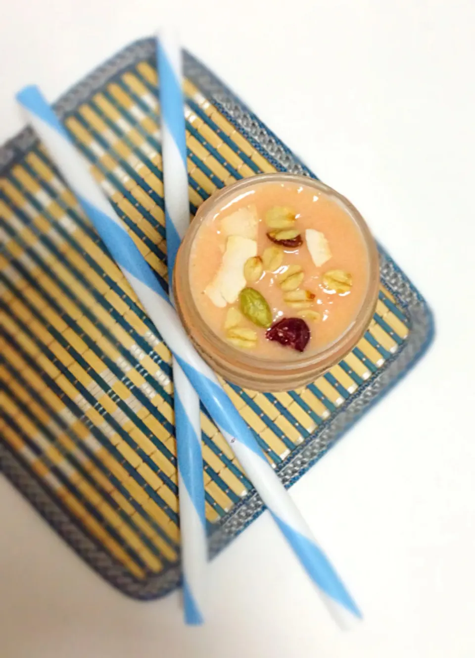 Breakfast smoothie of papaya, banana 🍌 and cashew milk, topped with granola|coxiella24さん