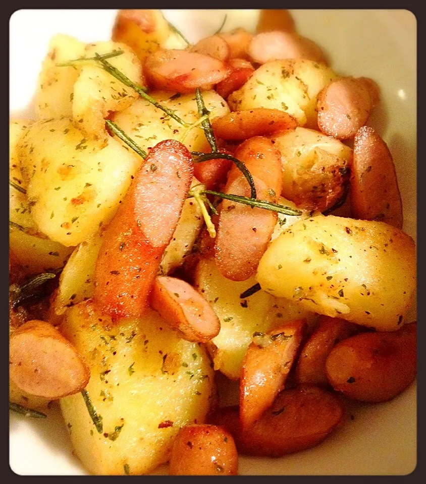 Snapdishの料理写真:ローズマリーをいただいて。Baked potatoes and sausage with rosemary|toyamadaさん