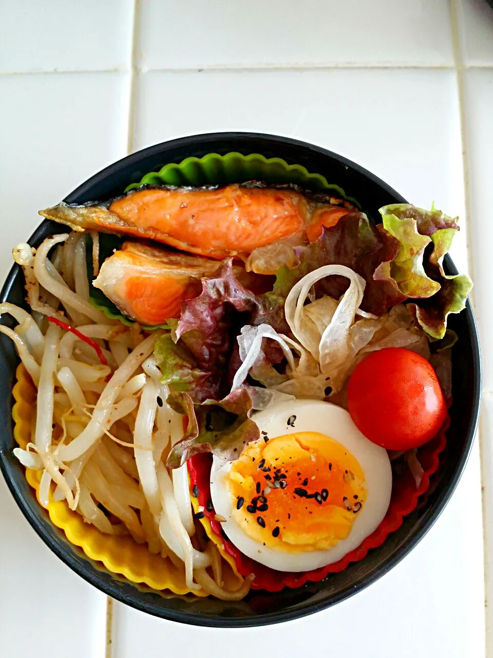 Snapdishの料理写真:今日のだんな弁当☆塩鮭/茹で玉子/オニオンスライスサラダ/もやしナムル/|lotusさん